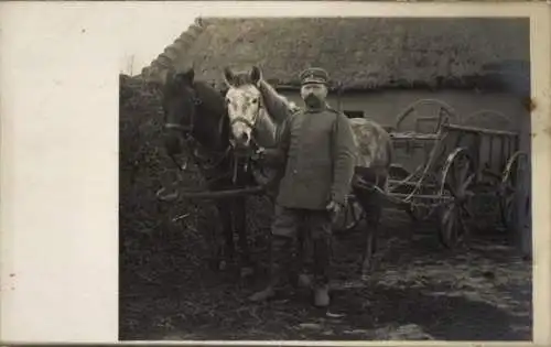 Foto Ak Deutscher Soldat in Uniform mit Pferdegespann