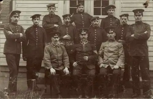 Foto Ak Deutsche Soldaten in Uniformen, Gruppenaufnahme
