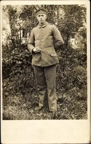 Foto Ak Deutscher Soldat in Uniform, Standportrait