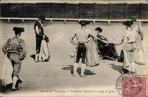 Ak-Stierkampf, Puntillero gibt den Gnadenstoß