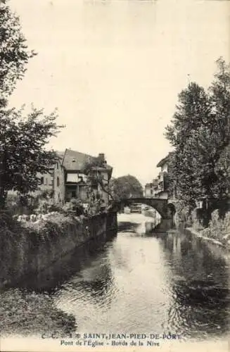 Ak Saint Jean Pied de Port Pyrénées Atlantiques, Pont de l'Eglise, Ufer der Nive