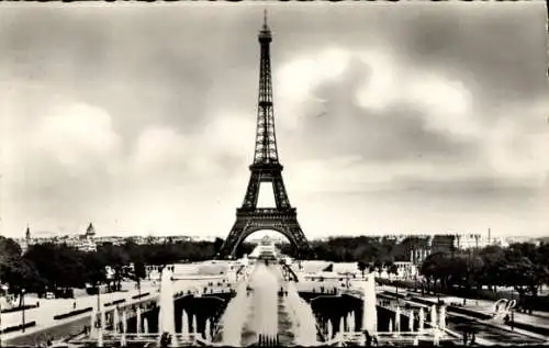 Ak Paris VII, La Tour Eiffel, Eiffelturm, Les Fontaines du Palais de Chaillot