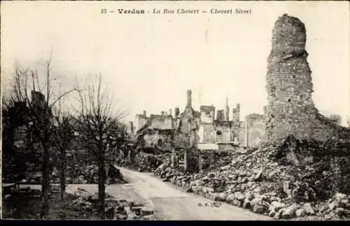 Ak Verdun Meuse, La Rue Chevert, Ruinen