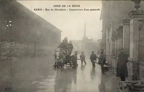 Ak Paris, Crue de la Seine, Rue du Chevaleret, Construction d'une passerelle
