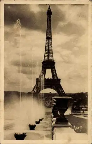 Ak Paris VII, La Tour Eiffel, Eiffelturm, vue des Jardins du Trocadero