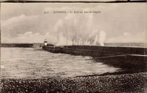 Ak Quiberon Morbihan, La Jetee un jour de tempete, Brandung