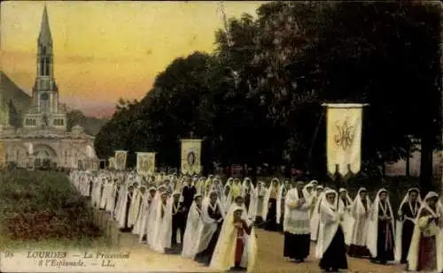 Ak Lourdes Hautes Pyrénées, La Procession a l'Esplanade