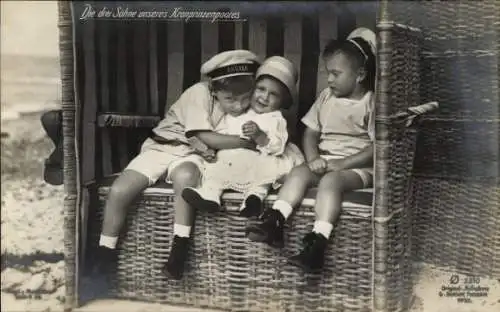 Ak Söhne des Kronprinzenpaares, Prinz Wilhelm von Preußen, Louis Ferdinand, Hubertus, Strandkorb