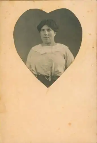 Ak Frau-Portrait, Weiße Bluse, Herz