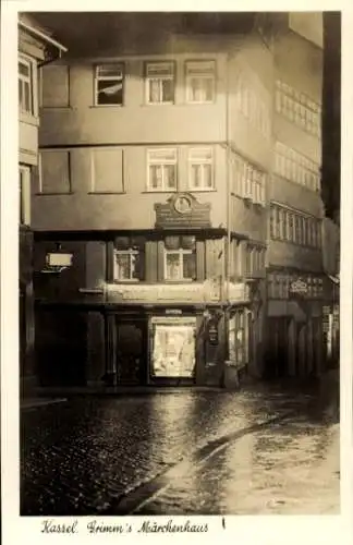 Ak Kassel in Hessen, Straßenpartie mit Grimm's Märchenhaus, Nachtansicht