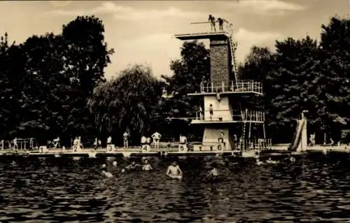 Ak Hartmannsdorf in Sachsen, Freibad, Sprungturm