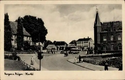 Ak Bergen auf der Insel Rügen, Marktplatz, Passanten, Omnibus