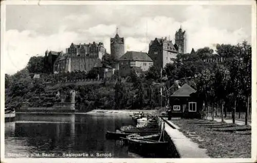 Ak Bernburg an der Saale Salzlandkreis, Partie am Ufer, Anleger mit Booten und Blick auf die Burg