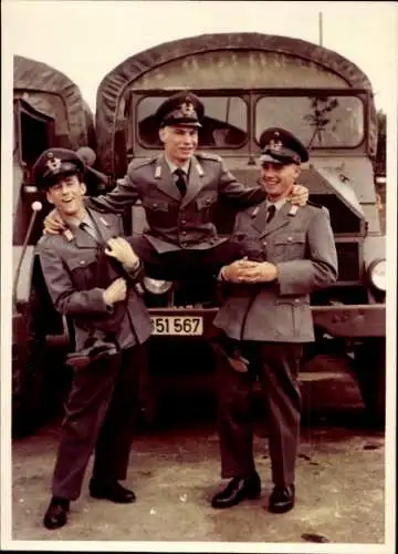 Foto Soldaten der Bundeswehr in Ausgehuniform TSK Heer, LKW Ford G 398 SAM