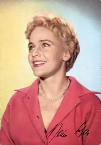Ak Schauspielerin Maria Schell, Portrait, Perlenkette, lächelnd, Autogramm