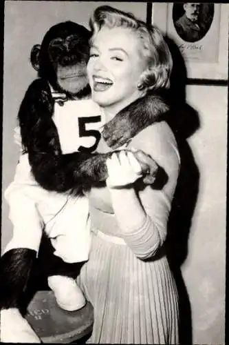 Ak Schauspielerin Marilyn Monroe, Portrait als Lois Laurel mit Schimpanse Bingo
