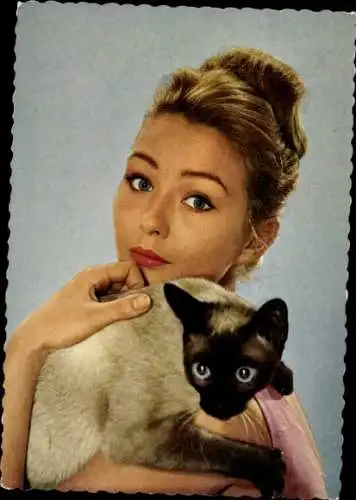 Ak Schauspielerin Christine Kaufmann posiert mit Siamkatze auf dem Arm