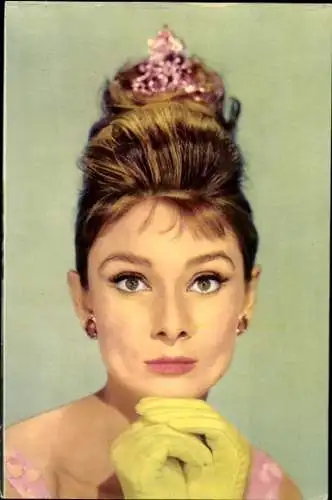 Ak Schauspielerin Audrey Hepburn, Portrait, Handschuhe
