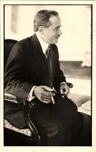Foto Österreichischer Bundeskanzler Engelbert Dollfuß, Portrait mit Zigarette
