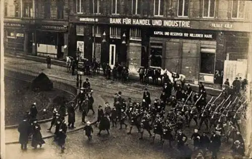 Foto Ak Köln am Rhein, Fest, Marschierende Menschen, Bank für Handel und Industrie