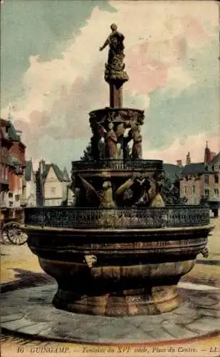 Ak Guingamp Cotes d'Amor, Fontaine du XVI siecle, Place du Centre