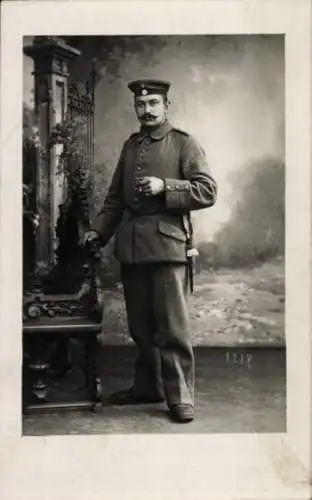 Foto Ak Vic sur Seille Wich Lothringen Moselle, Deutscher Soldat in Uniform, Leonhard Scherer