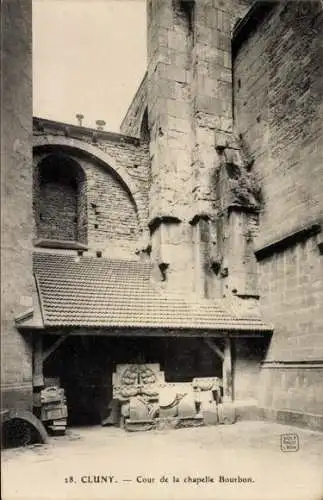 Ak Cluny Saône-et-Loire, Cour de la chapelle Bourbon