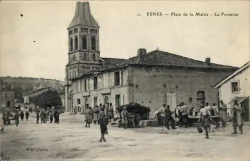 Ak Esnes en Argonne Meuse, Place de la Mairie, Fontaine