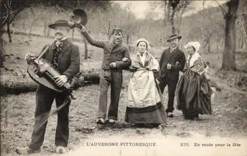 Ak L’Auvergne Pittoresque, auf dem Weg zur Party