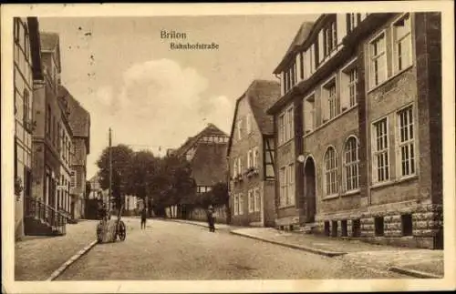 Ak Brilon im Hochsauerlandkreis, Blick in die Bahnhofstraße, Handkarren, Häuser