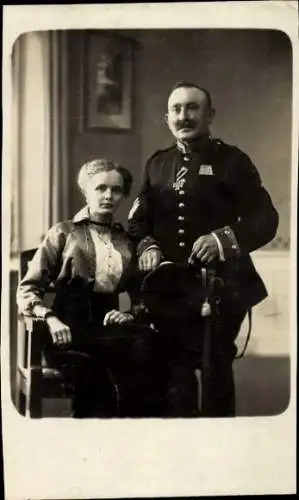 Foto Ak Feld-Gendarmerie-Trupp VI Res. Korps, Soldat in Uniform, EK II, Frau, Portrait, I WK