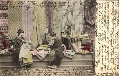 Ak Japan, Japanerin beim Kauf eines Kleides, Tuchhandel