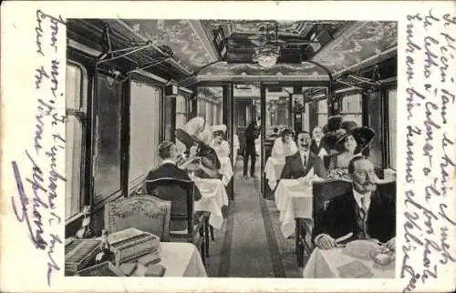 Ak Innenansicht eines Wagons einer Eisenbahn, Passagiere im Speisewagen