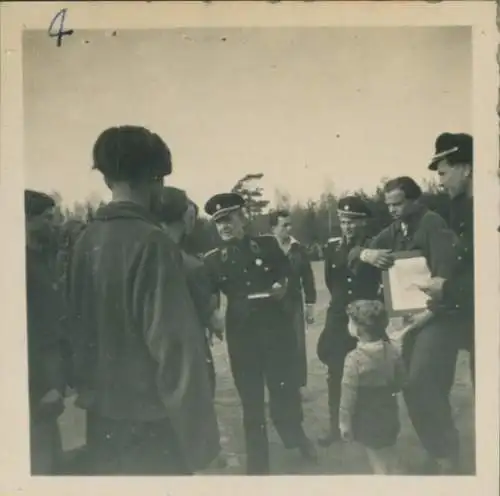 Foto Soldaten und Männer in Zivil, Junge, KVP, DDR