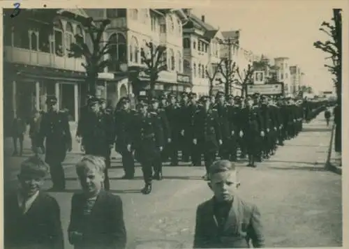 Foto Männer in Uniformen, Parademarsch, KVP, DDR