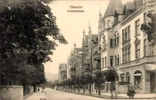 Ak Hameln in Niedersachsen, Partie an der Wettorstraße, Häuserreihe, Passanten