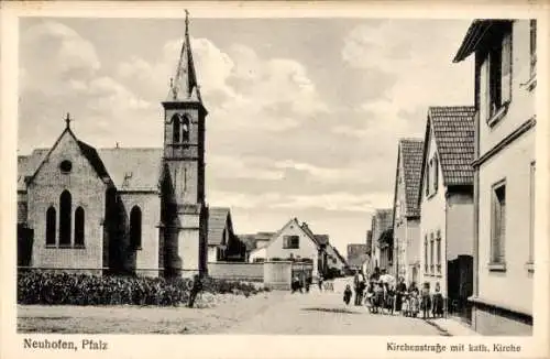 Ak Neuhofen in der Pfalz, Kirchenstraße mit kath. Kirche