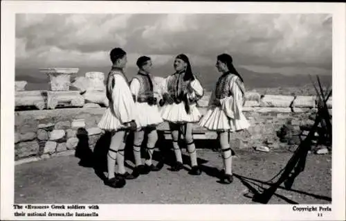 Ak Evzones, Griechische Soldaten in Nationalkleidern, Fustanella, Uniformkleider, Gewehre, Bajonett