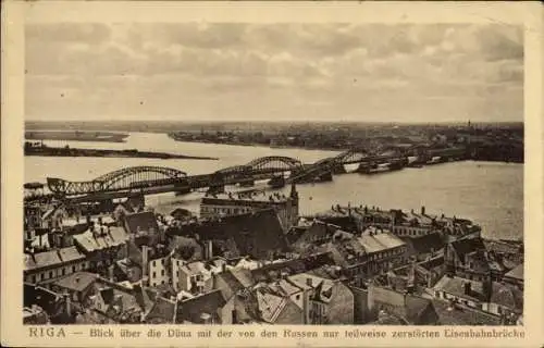 Ak Riga Lettland, Panorama, von den Russen nur teilweise zerstörte Eisenbahnbrücke