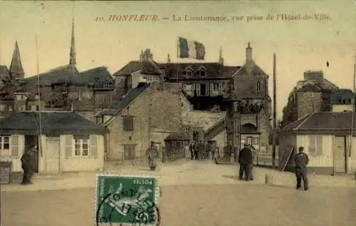 Ak Honfleur Calvados, La Lieutenance, vue prise de l'Hotel de Ville