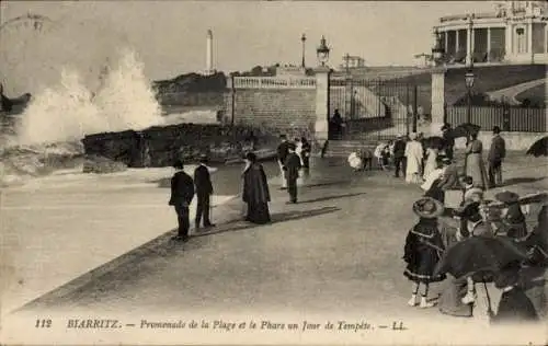 Ak Biarritz Pyrénées Atlantiques, Promenade de la Plage et le Phare un Jour de Tempete