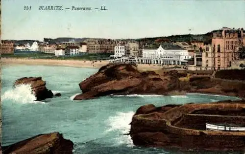 Ak Biarritz Pyrénées Atlantiques, Panorama, Felsen, Brandung