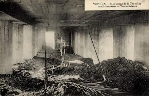 Ak Verdun Meuse, Monument de la Trachee des Baionnettes, Vue interieure