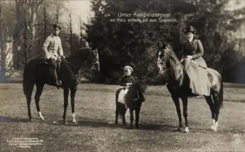 Ak Kronprinz Wilhelm von Preußen, Kronprinzessin Cecilie, Prinz Wilhelm, Spazierritt, Pferde, Pony