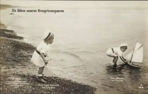 Ak Die Söhne des Kronprinzenpaares mit Modellboot am Strand, Prinz Wilhelm, Louis Ferdinand