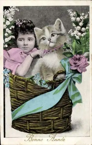 Ak Glückwunsch Neujahr, Mädchen und Katze in einem Weidenkorb