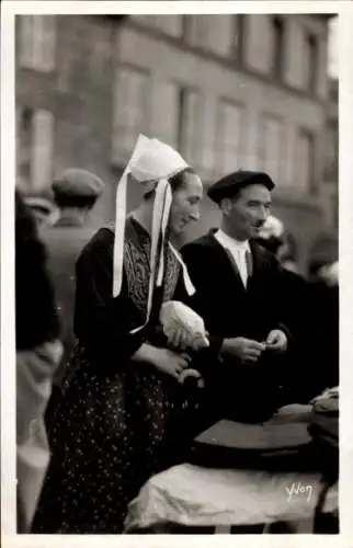 Ak Plougastel Daoulas Finistère, Bretagne, Frau und Mann in Trachten