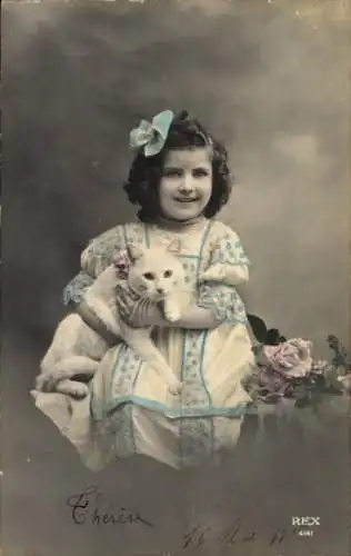 Ak Mädchen und weiße Katze, Portrait, Rosen