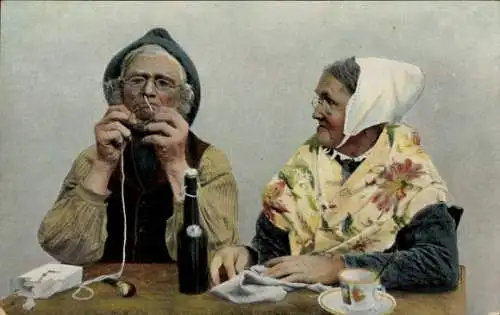 Ak Ehepaar in Tracht, Mann beim Einfädeln, Flasche, Tasse