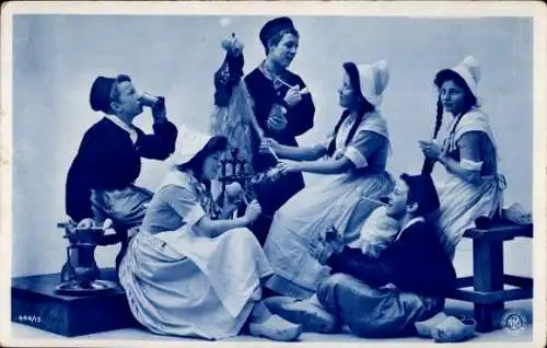 Ak Kinder in niederländischen Trachten beim Spinnen